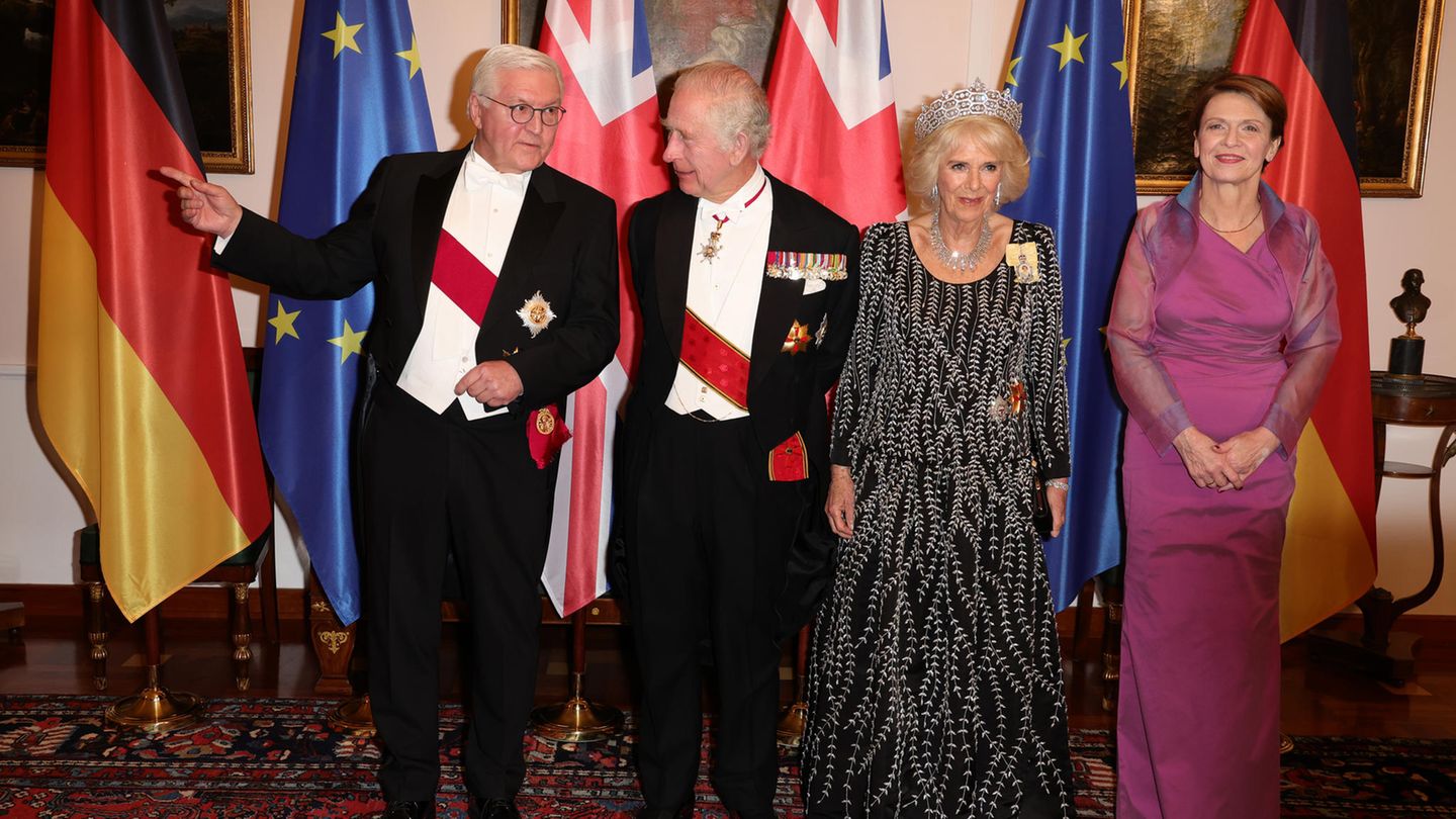 Staatsbankett in Schloss Bellevue: König Charles III. und seine Gemahlin Camilla eingerahmt von den Gastgebern, Bundespräsident Frank-Walter Steinmeier und dessen Frau Elke Büdenbender.