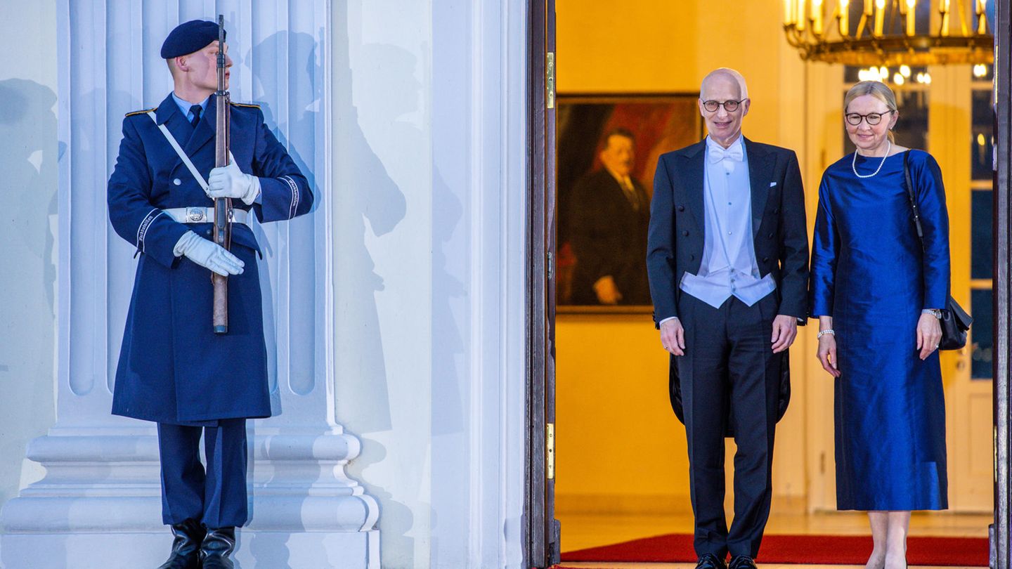 Der Hamburger Bürgermeister Peter Tschentscher mit Ehefrau in Bellevue: In die Hansestadt reist König Charles am Freitag weiter.