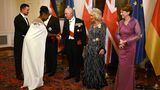 Auch Nicht-Politiker waren zugegen: Tanzstar Motsi Mabuse, hierzulande bekannt aus "Let's Dance", schüttelt König Charles III. die Hand. Die Royals gelten als Fans der britischen Tanz-Sendung "Strictly Come Dancing", in der Mabuse ebenfalls auftritt.