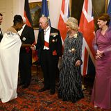 Auch Nicht-Politiker waren zugegen: Tanzstar Motsi Mabuse, hierzulande bekannt aus "Let's Dance", schüttelt König Charles III. die Hand. Die Royals gelten als Fans der britischen Tanz-Sendung "Strictly Come Dancing", in der Mabuse ebenfalls auftritt.