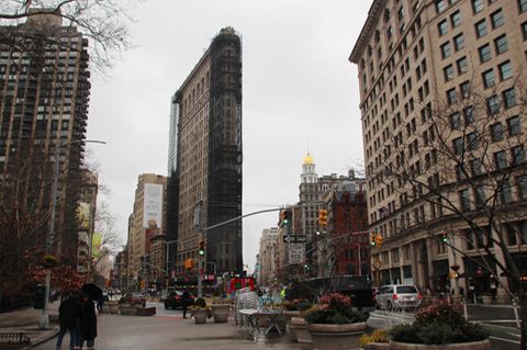 Das teilweise eingerüstete Flatiron Building in dem nach ihm benannten Flatiron District von Manhattan in New York