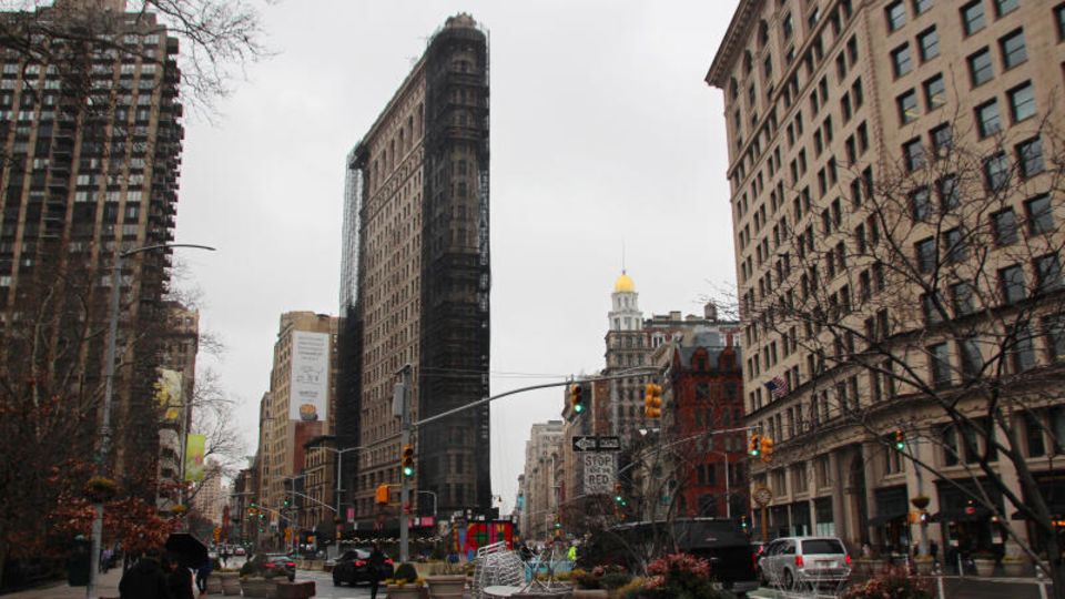 Das teilweise eingerüstete Flatiron Building in dem nach ihm benannten Flatiron District von Manhattan in New York