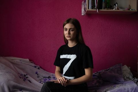 Lisa, 19, trägt ein T-Shirt mit dem Buchstaben "Z" – das Symbol, mit dem die russische Armee in der Ukraine Militärtransporte kennzeichnet und prorussische Ukrainer ihre Haltung signalisieren. Sie stammt aus Swatowo, einer Stadt in der Region Luhansk, studiert Medizin und teilt sich im Wohnheim ein kleines Zimmer mit einer Kommilitonin. Lisa möchte Militärärztin werden. Nach der Schule ließ sie sich als Sanitäterin ausbilden und betreute verwundete Soldaten im städtischen Krankenhaus. Doch weil sie ihre prorussische Haltung offen zeigte, wurde ihr das Diplom verweigert, denn bis zum Frühjahr 2022 stand Swatowo noch unter ukrainischer Kontrolle. Das änderte sich, als russische Truppen in die Stadt einmarschierten. Lisa ist überzeugt, dass die Regionen Donezk und Luhansk seit je zu Russland gehören und schon immer russische Herrscher in Kiew das Land regiert hätten. Sie klagt, dass ihr die ukrainischen Behörden die Staatsbürgerschaft entzogen haben, weil sie mit dem russischen Militär zusammengearbeitet hat. Sie ist fest entschlossen, einmal als Militärärztin für russische Truppen zu arbeiten.