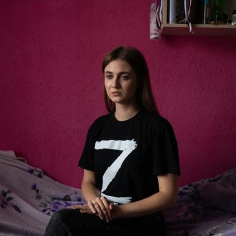 Lisa, 19, trägt ein T-Shirt mit dem Buchstaben "Z" – das Symbol, mit dem die russische Armee in der Ukraine Militärtransporte kennzeichnet und prorussische Ukrainer ihre Haltung signalisieren. Sie stammt aus Swatowo, einer Stadt in der Region Luhansk, studiert Medizin und teilt sich im Wohnheim ein kleines Zimmer mit einer Kommilitonin. Lisa möchte Militärärztin werden. Nach der Schule ließ sie sich als Sanitäterin ausbilden und betreute verwundete Soldaten im städtischen Krankenhaus. Doch weil sie ihre prorussische Haltung offen zeigte, wurde ihr das Diplom verweigert, denn bis zum Frühjahr 2022 stand Swatowo noch unter ukrainischer Kontrolle. Das änderte sich, als russische Truppen in die Stadt einmarschierten. Lisa ist überzeugt, dass die Regionen Donezk und Luhansk seit je zu Russland gehören und schon immer russische Herrscher in Kiew das Land regiert hätten. Sie klagt, dass ihr die ukrainischen Behörden die Staatsbürgerschaft entzogen haben, weil sie mit dem russischen Militär zusammengearbeitet hat. Sie ist fest entschlossen, einmal als Militärärztin für russische Truppen zu arbeiten.