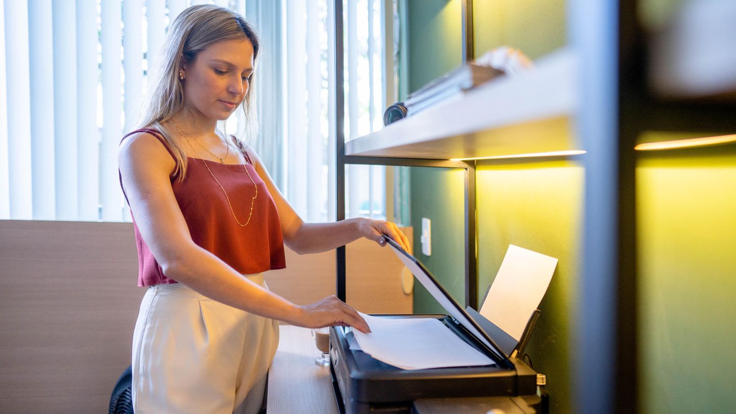 Eine Frau steht am Drucker