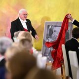 Ein Geschenk für den König: Bundespräsident Steinmeier übergab Charles ein Foto, das ihn bei einem Deutschlandbesuch in seiner Jugend zeigt.