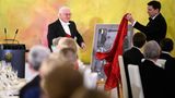 Ein Geschenk für den König: Bundespräsident Steinmeier übergab Charles ein Foto, das ihn bei einem Deutschlandbesuch in seiner Jugend zeigt.