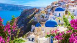 Santorini, Rhodos und Kreta gehören zu den beliebtesten Reisezielen im Mittelmeer. Und das aus gutem Grund, wenn man ChatGPT fragt. Der KI zufolge ist Griechenland "mit seinen antiken Ruinen, malerischen Inseln und kristallklarem Wasser" einen Besuch wert. 