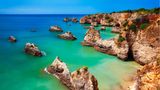 "Ein charmantes und entspanntes Land mit einer Fülle von Stränden, historischen Städten und wunderschönen Landschaften" – so lautet das Urteil von ChatGPT über Portugal. Das beliebte Nachbarland von Spanien gehört damit auch zu den Favoriten der KI. 