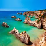 "Ein charmantes und entspanntes Land mit einer Fülle von Stränden, historischen Städten und wunderschönen Landschaften" – so lautet das Urteil von ChatGPT über Portugal. Das beliebte Nachbarland von Spanien gehört damit auch zu den Favoriten der KI. 