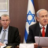 Justizminister Yariv Levin sitzt neben Ministerpräsident Benjamin Netanjahu