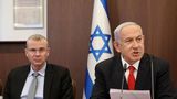 Justizminister Yariv Levin sitzt neben Ministerpräsident Benjamin Netanjahu