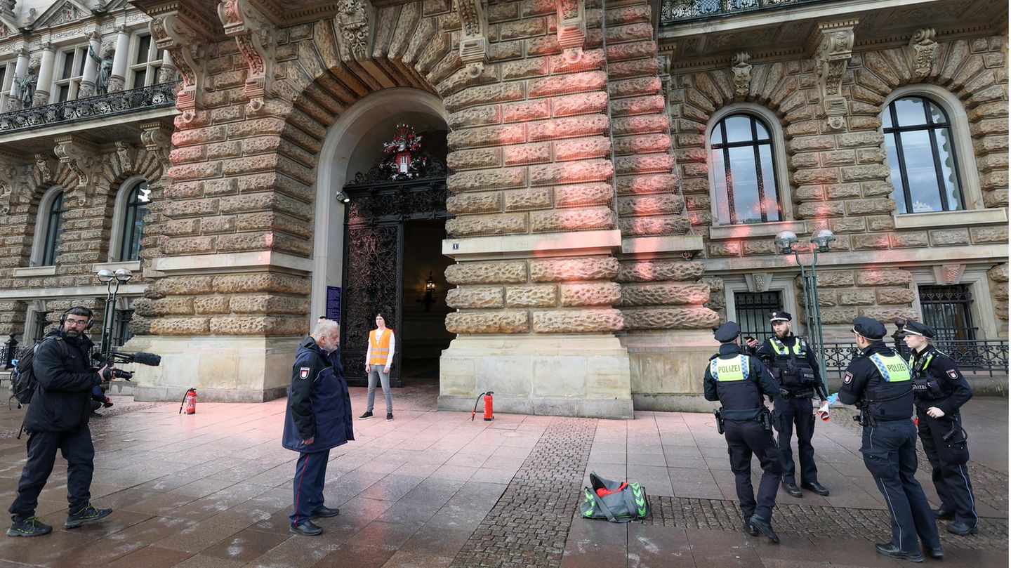 Das Hauptportal des Hamburger Rathauses wurde durch Aktivisten der "Letzten Generation" mit Farbe beschmiert