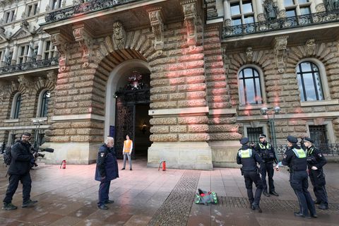 Das Hauptportal des Hamburger Rathauses wurde durch Aktivisten der "Letzten Generation" mit Farbe beschmiert