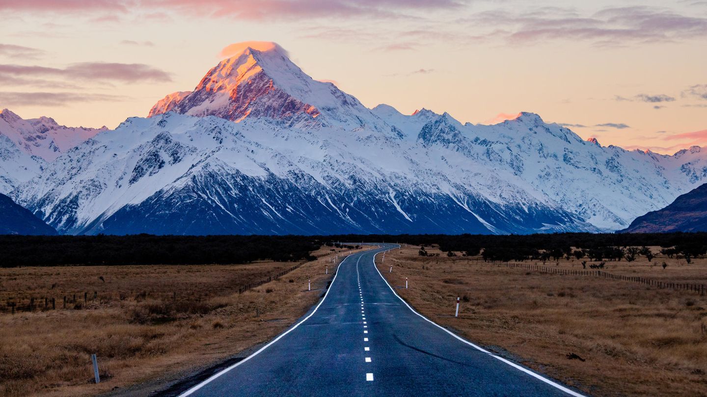 Das Land der Kiwis und Schafe am anderen Ende der Welt spielt laut der Künstlichen Intelligenz eine wichtige Rolle bei unserer Reiseplanung. ChatGPT sagt über Neuseeland: "Ein Land mit einer atemberaubenden Landschaft, darunter Berge, Strände, Seen und Fjorde."