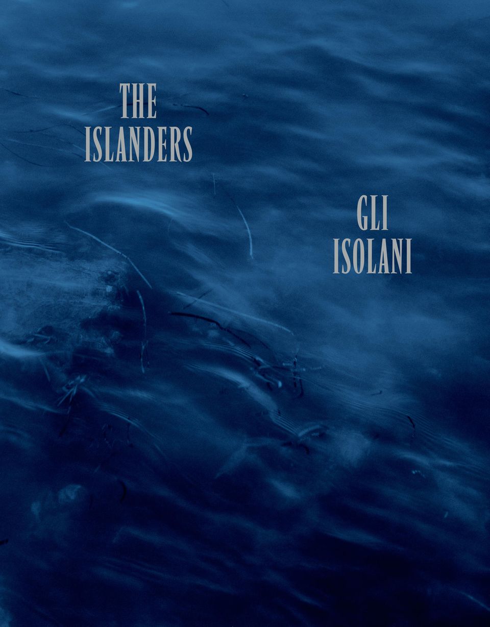 Das Buch "Gli Isolani (The Islanders)" von Alys Tomlinson erschien im November 2022 bei GOST Books. Die Fotografien wurden vom 7. September bis 29. Oktober 2022 bei HackelBury Fine Art in London ausgestellt.