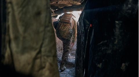 Ein ukrainischer Soldat der 28. Brigade verlässt einen Unterstand in der Nähe von Bachmut in der Region Donezk