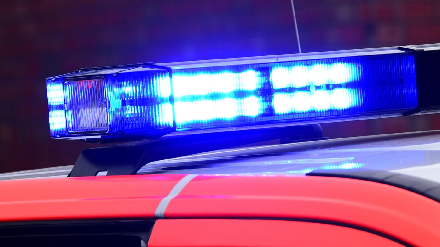 Blaulicht auf einem Feuerwehrauto: Bei einem Unfall in der Türkei ist eine Deutsche ums Leben gekommen