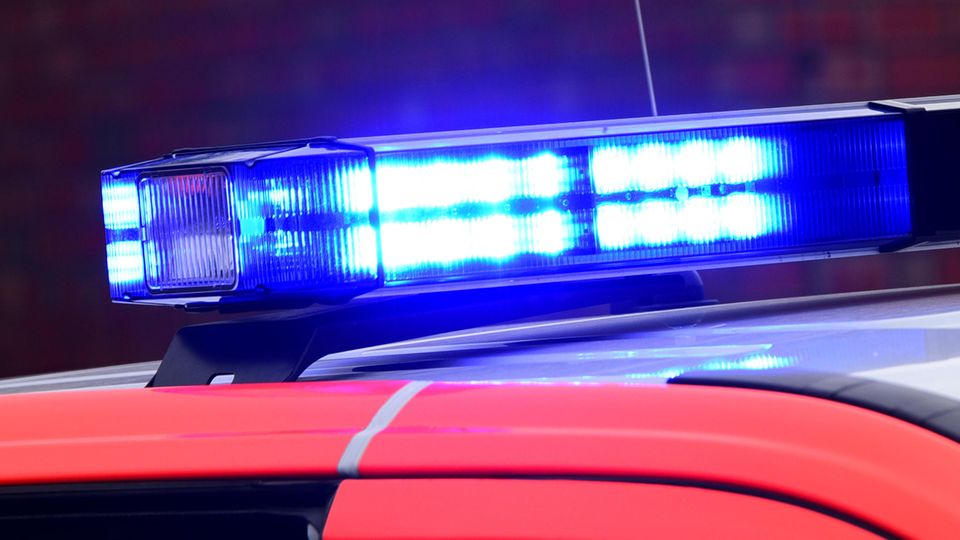 Blaulicht auf einem Feuerwehrauto: Bei einem Unfall in der Türkei ist eine Deutsche ums Leben gekommen