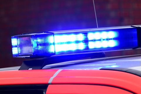 Blaulicht auf einem Feuerwehrauto: Bei einem Unfall in der Türkei ist eine Deutsche ums Leben gekommen