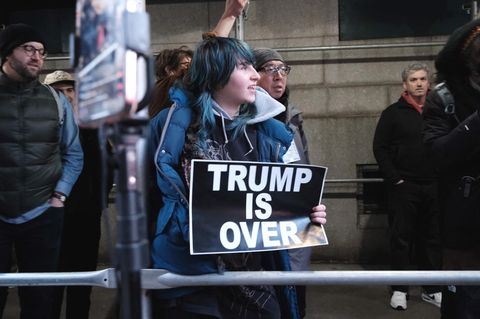 Protestierende haben sich nach der Nachricht von Donald Trumps Anklage vor dem Gerichtsgebäude versammelt