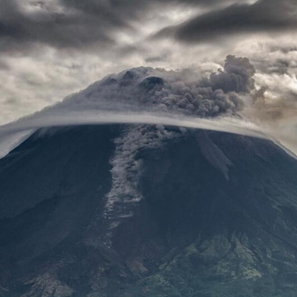 Rauch steigt während des Ausbruchs des Mount Merapi auf