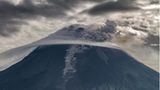 Rauch steigt während des Ausbruchs des Mount Merapi auf