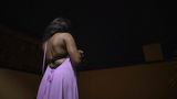 Eine ugandische Trans-Frau posiert für ein Foto