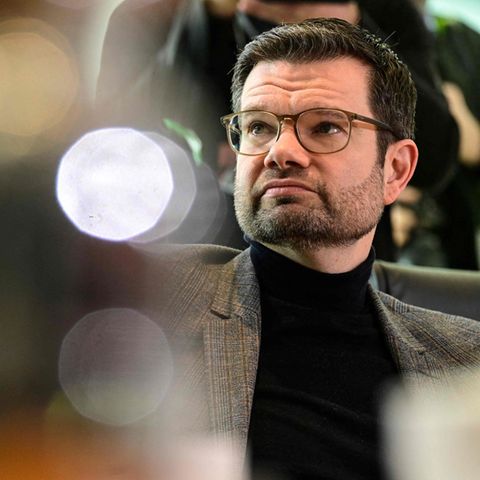 Justizminister Marco Buschmann blickt nach links