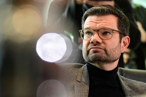 Justizminister Marco Buschmann blickt nach links