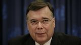 Haarde war zwischen 2006 und 2009 Premierminister von Island – und damit an der Macht, als 2008 eine Bankenkrise die Inselnation an den Rand des finanziellen Kollapses brachte. 2010 stimmte das Parlament des Landes dafür, Haarde vor ein Sondergericht zu bringen, wo er sich für die Finanzkrise mitverantworten musste. 2012 begann der Prozess. Haarde wurde verurteilt, Maßnahmen wie Kabinettssitzungen nicht getroffen zu haben. In drei weiteren Anklagepunkten wurde er freigesprochen. Eine Strafe hatte das Urteil aber nicht zur Folge. 