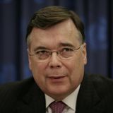 Haarde war zwischen 2006 und 2009 Premierminister von Island – und damit an der Macht, als 2008 eine Bankenkrise die Inselnation an den Rand des finanziellen Kollapses brachte. 2010 stimmte das Parlament des Landes dafür, Haarde vor ein Sondergericht zu bringen, wo er sich für die Finanzkrise mitverantworten musste. 2012 begann der Prozess. Haarde wurde verurteilt, Maßnahmen wie Kabinettssitzungen nicht getroffen zu haben. In drei weiteren Anklagepunkten wurde er freigesprochen. Eine Strafe hatte das Urteil aber nicht zur Folge. 