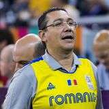 Im Herbst 2015 wurde der damalige rumänische Regierungschef wegen Korruptionsvorwürfen angeklagt. Zu diesem Zeitpunkt stand er als erster amtierender Ministerpräsident eines EU-Staates unter Anklage. Zuvor hatte die Staatsanwaltschaft unter anderem wegen Geldwäsche und Steuerhinterziehung ermittelt. Einen Rücktritt lehnte der Sozialdemokrat damals aber ab. 2018 wurde Ponta vom Obersten Gericht freigesprochen.