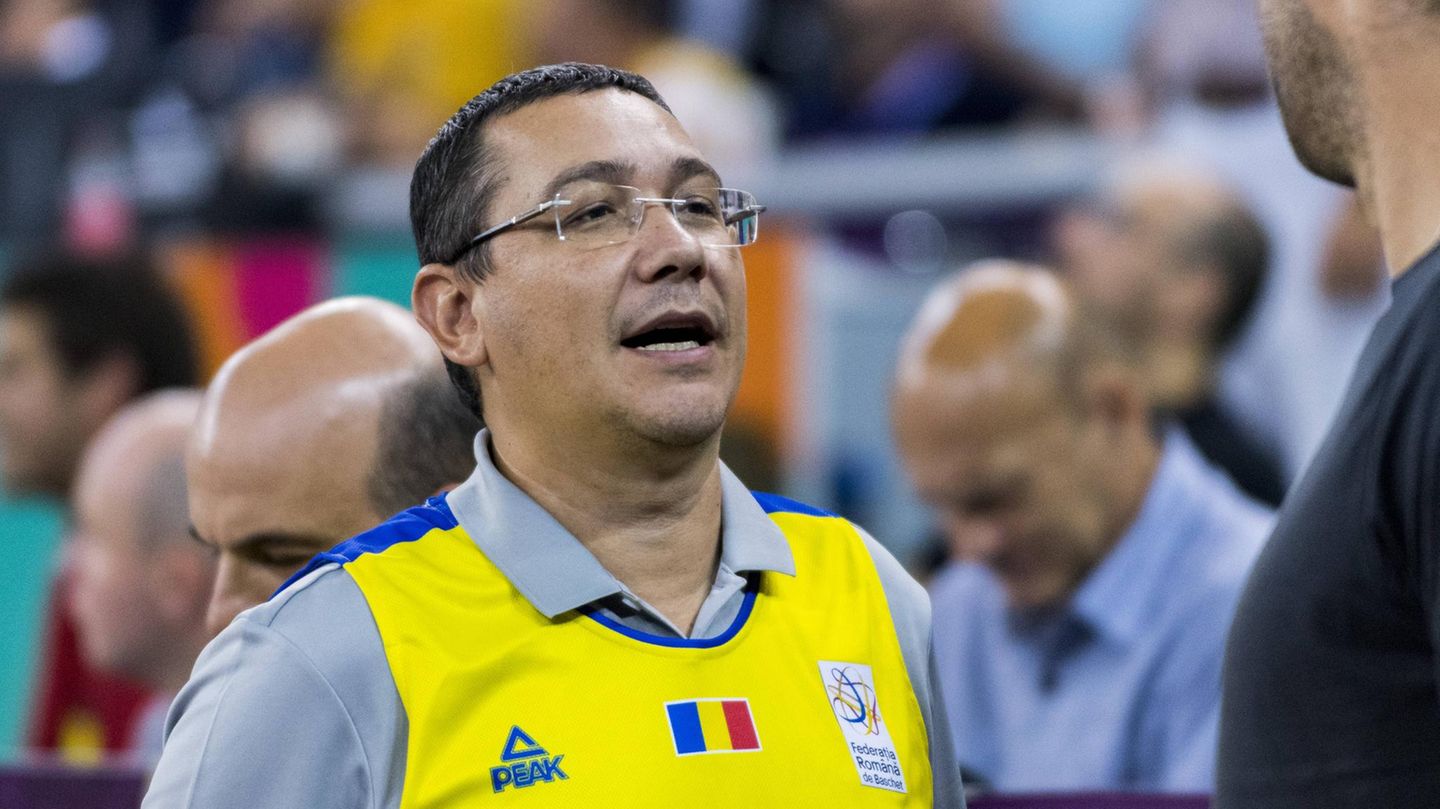 Victor Ponta Im Herbst 2015 wurde der damalige rumänische Regierungschef wegen Korruptionsvorwürfen angeklagt. Zu diesem Zeitpunkt stand er als erster amtierender Ministerpräsident eines EU-Staates unter Anklage. Zuvor hatte die Staatsanwaltschaft unter anderem wegen Geldwäsche und Steuerhinterziehung ermittelt. Einen Rücktritt lehnte der Sozialdemokrat damals aber ab. 2018 wurde Ponta vom Obersten Gericht freigesprochen.