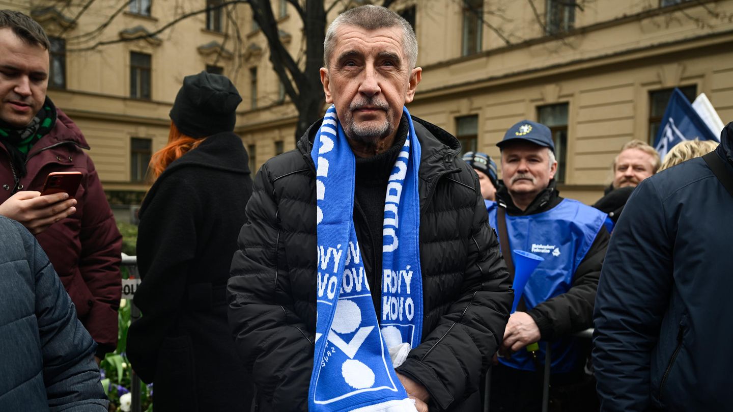 Andrej Babiš Die sogenannte "Storchennest-Affäre" brachte dem ehemaligen Premier der Tschechischen Republik eine Anklage ein. Mitte 2021 empfahl die Polizei eine Anklage gegen Babiš. Dem damaligen Regierungschef wurde vorgeworfen, 2008 Fördergelder für das Luxusressort "Storchennest" erschlichen zu haben. Im März 2022 klagte die Staatsanwaltschaft den Multimillionär Babiš im Fall "Storchennest" dann wegen Subventionsmissbrauchs an; im September begann der Prozess in Prag. Im Januar 2023 erfolgte ein Freispruch. Der Populist Babiš bezeichnete den Prozess als "politisch".