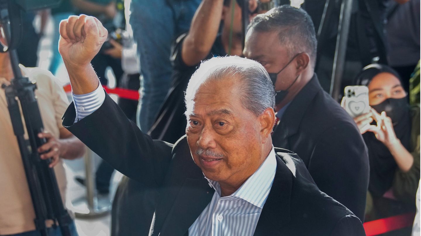 Muhyiddin Yassin Ein neuerer Fall: Mitte März 2023 wurde gegen den früheren Ministerpräsidenten von Malaysia, Muhyiddin Yassin, Anklage wegen Amtsmissbrauch und Geldwäsche erhoben. Der 75-Jährige wies die Anschuldigungen zurück. Muhyiddin ist nach Ex-Ministerpräsident Najib Razak bereits der zweite frühere Regierungschef Malaysias, gegen den Ermittlungen eingeleitet wurden. Najib Razak, der von 2009 bis 2018 im Amt war, war wegen Machtmissbrauchs, Untreue und Geldwäsche verurteilt worden. Er verbüßt derzeit eine zwölfjährige Haftstrafe. Muhyiddin war zwischen 2020 und 2021 Regierungschef. Ihm droht eine lange Haftstrafe.