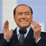 Die Liste der Verfahren, Anklagen und Urteile gegen den ehemaligen Premierminister Italiens ist lang. 2010 wurden Ermittlungen im sogenannten "Bunga-bunga"-Fall aufgenommen – wegen mutmaßlicher Begünstigung der Prostitution. Eine 17-Jährige behauptete, Zehntausende Euro von Berlusconi für die Teilnahme an Partys bekommen zu haben. Sie soll zudem teure Geschenke erhalten haben. Zudem gab die junge Frau Einblicke in die Partys des Premiers. Der Fall wurde als "Ruby-Affäre" bekannt. Zu Sex soll es aber nicht gekommen sein. 2013 verurteilte ihn ein Gericht in erster Instanz zu sieben Jahren Haft wegen Sex mit einer Minderjährigen und Amtsmissbrauch. In einem Berufungsverfahren wurde Berlusconi im "Bunga-bunga"-Prozess freigesprochen.   2011 wurden zudem hohe Geldstrafen für Firmen des Politikers verhängt: Einmal musste sein Fininvest-Konzern einem Konkurrenten 560 Millionen Euro Schadenersatz zahlen, dann urteilte der Europäische Gerichtshof, er müsse Millionen-Beihilfen für seinen Fernsehkonzern Mediaset zurückzahlen.  Im Jahr darauf wurde Berlusconi in einem Betrugsprozess schuldig gesprochen und zu einer vierjährigen Haftstrafe verurteilt. In diesem Fall ging es wieder um seinen Konzern Mediaset. Wegen einer Amnestie wurden ihm aber drei Jahre der Strafe erlassen. Italiens Oberstes Gericht bestätigte das Urteil 2013.   2013 wurde er in einem Abhörskandal zu einem Jahr Haft verurteilt und später wegen Bestechung erneut vor Gericht gebracht. 2015 wurde er deshalb zu drei Jahren Haft verurteilt.   2017 holte Berlusconi die "Ruby-Affäre" wieder ein: Ein Gericht ordnete an, dass er sich wegen Bestechung von Zeugen verantworten müsse. Die Staatsanwaltschaft behauptete später, dass rund zehn Millionen Euro gezahlt wurden, um die Zeugen in dem Fall zu bestechen.  Da Berlusconi und seine Anwälte nach den Urteilen immer wieder in Berufung gingen, verzögerte sich die Vollstreckung der Urteile oft oder wurde wegen Verjährung oft nicht möglich.