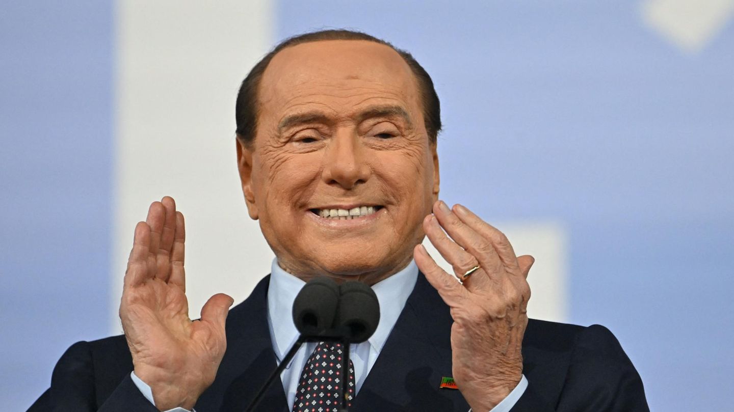 Silvio Berlusconi Die Liste der Verfahren, Anklagen und Urteile gegen den ehemaligen Premierminister Italiens ist lang. 2010 wurden Ermittlungen im sogenannten "Bunga-bunga"-Fall aufgenommen – wegen mutmaßlicher Begünstigung der Prostitution. Eine 17-Jährige behauptete, Zehntausende Euro von Berlusconi für die Teilnahme an Partys bekommen zu haben. Sie soll zudem teure Geschenke erhalten haben. Zudem gab die junge Frau Einblicke in die Partys des Premiers. Der Fall wurde als "Ruby-Affäre" bekannt. Zu Sex soll es aber nicht gekommen sein. 2013 verurteilte ihn ein Gericht in erster Instanz zu sieben Jahren Haft wegen Sex mit einer Minderjährigen und Amtsmissbrauch. In einem Berufungsverfahren wurde Berlusconi im "Bunga-bunga"-Prozess freigesprochen. 2011 wurden zudem hohe Geldstrafen für Firmen des Politikers verhängt: Einmal musste sein Fininvest-Konzern einem Konkurrenten 560 Millionen Euro Schadenersatz zahlen, dann urteilte der Europäische Gerichtshof, er müsse Millionen-Beihilfen für seinen Fernsehkonzern Mediaset zurückzahlen. Im Jahr darauf wurde Berlusconi in einem Betrugsprozess schuldig gesprochen und zu einer vierjährigen Haftstrafe verurteilt. In diesem Fall ging es wieder um seinen Konzern Mediaset. Wegen einer Amnestie wurden ihm aber drei Jahre der Strafe erlassen. Italiens Oberstes Gericht bestätigte das Urteil 2013. 2013 wurde er in einem Abhörskandal zu einem Jahr Haft verurteilt und später wegen Bestechung erneut vor Gericht gebracht. 2015 wurde er deshalb zu drei Jahren Haft verurteilt. 2017 holte Berlusconi die "Ruby-Affäre" wieder ein: Ein Gericht ordnete an, dass er sich wegen Bestechung von Zeugen verantworten müsse. Die Staatsanwaltschaft behauptete später, dass rund zehn Millionen Euro gezahlt wurden, um die Zeugen in dem Fall zu bestechen. Da Berlusconi und seine Anwälte nach den Urteilen immer wieder in Berufung gingen, verzögerte sich die Vollstreckung der Urteile oft oder wurde wegen Verjährung oft nicht möglich.