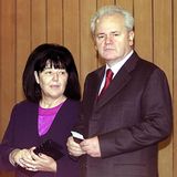 Der ehemalige Präsident Serbiens und Jugoslawiens stand in Den Haag vor dem UN-Kriegsverbrechertribunal. Er war unter anderem wegen Völkermord, Beihilfe zum Völkermord, Verfolgung, Deportation und Folter angeklagt. So wurde er beispielsweise der Ermordung von Hunderten von kosovo-albanischen Zivilisten und der Ermordung Tausender bosnischer Muslime beschuldigt. Da Slobodan Milošević im März 2006 starb, wurde das Verfahren eingestellt. Die Uno-Chefanklägerin Carla del Ponte zeigte sich überzeugt, dass Milošević verurteilt worden wäre.