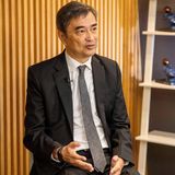 Der ehemalige Ministerpräsident Thailands wurde 2013 von der Generalstaatsanwaltschaft wegen Mordes angeklagt. Im Jahr 2010 wurden Proteste brutal niedergeschlagen, mehr als 90 Menschen starben. Abhisit Vejjajiva war von Ende 2008 bis Mitte 2011 Regierungschef. 2014 wies ein Gericht die Klage ab. 2017 bestätigte das Oberste Gericht Thailands die Urteile der unteren Instanzen, wonach die Abteilung für Sonderermittlungen der Polizei nicht für den Fall zuständig war.