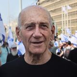 Dem ehemaligen israelischen Ministerpräsidenten wurde 2009 erstmalig der Prozess gemacht. Ihm wurden Betrug, Fälschung von Unterlagen, Vertrauensbruch sowie Steuerhinterziehung vorgeworfen. Olmert war damals der erste israelische Ministerpräsident, dem vor Gericht der Prozess gemacht wurde. Im Juli 2012 wurde der Ex-Premier dann zu einer Bewährungs- und Geldstrafe wegen Untreue verurteilt. 2014 wurde er erneut verurteilt – wegen Bestechlichkeit. Das Urteil lautete sechs Jahre Haft und Geldstrafe. Das Höchste Gericht verringerte die Strafe allerdings später auf 18 Monate. 2015 wurde Olmert erneut verurteilt, dieses Mal wegen unerlaubter Annahme von Geld. Das Urteil lautete acht Monate Haft und acht weitere auf Bewährung. 2016 trat er seine Haftstrafe an. 