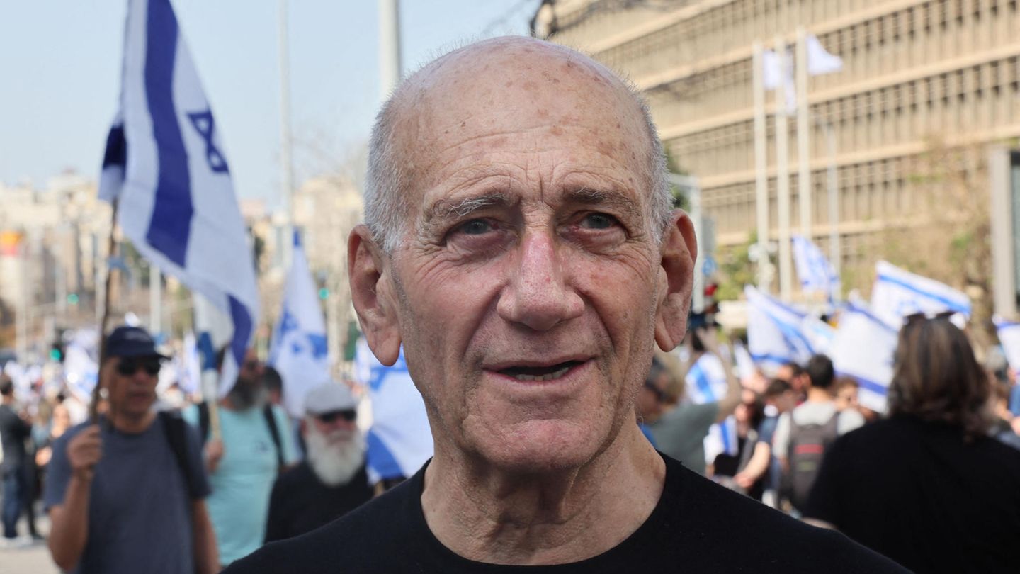 Ehud Olmert Dem ehemaligen israelischen Ministerpräsidenten wurde 2009 erstmalig der Prozess gemacht. Ihm wurden Betrug, Fälschung von Unterlagen, Vertrauensbruch sowie Steuerhinterziehung vorgeworfen. Olmert war damals der erste israelische Ministerpräsident, dem vor Gericht der Prozess gemacht wurde. Im Juli 2012 wurde der Ex-Premier dann zu einer Bewährungs- und Geldstrafe wegen Untreue verurteilt. 2014 wurde er erneut verurteilt – wegen Bestechlichkeit. Das Urteil lautete sechs Jahre Haft und Geldstrafe. Das Höchste Gericht verringerte die Strafe allerdings später auf 18 Monate. 2015 wurde Olmert erneut verurteilt, dieses Mal wegen unerlaubter Annahme von Geld. Das Urteil lautete acht Monate Haft und acht weitere auf Bewährung. 2016 trat er seine Haftstrafe an.
