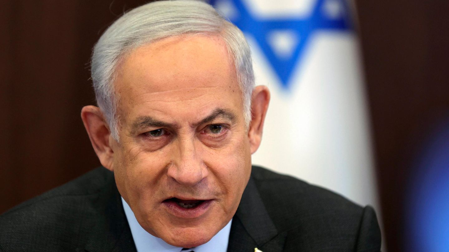 Benjamin Netanjahu Ein weiterer israelischer Ministerpräsident, diesmal aber ein amtierender. 2019 kündigte ein Generalstaatsanwalt an, Benjamin Netanjahu in drei Korruptionsfällen wegen Bestechung, Betrugs und Rechtsbruch anzuklagen. Im Januar 2020 wurde dann Anklage gegen Netanjahu erhoben und im Mai der Prozess eröffnet. Kurz darauf wurde der Prozess allerdings vertagt und später wegen Corona-Pandemie verschoben. Das Verfahren läuft aber noch, obwohl Netanjahu amtierender Regierungschef bleibt. Einem Medienbericht zufolge könnte ein Prozess an einen Vermittlungsrichter übertragen werden. Netanjahu steht wegen einer umstrittenen Justiz-Reform und massiven Protesten dagegen stark unter Druck.