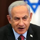 Ein weiterer israelischer Ministerpräsident, diesmal aber ein amtierender. 2019 kündigte ein Generalstaatsanwalt an, Benjamin Netanjahu in drei Korruptionsfällen wegen Bestechung, Betrugs und Rechtsbruch anzuklagen. Im Januar 2020 wurde dann Anklage gegen Netanjahu erhoben und im Mai der Prozess eröffnet. Kurz darauf wurde der Prozess allerdings vertagt und später wegen Corona-Pandemie verschoben. Das Verfahren läuft aber noch, obwohl Netanjahu amtierender Regierungschef bleibt. Einem Medienbericht zufolge könnte ein Prozess an einen Vermittlungsrichter übertragen werden.   Netanjahu steht wegen einer umstrittenen Justiz-Reform und massiven Protesten dagegen stark unter Druck.