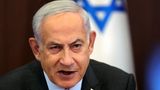 Ein weiterer israelischer Ministerpräsident, diesmal aber ein amtierender. 2019 kündigte ein Generalstaatsanwalt an, Benjamin Netanjahu in drei Korruptionsfällen wegen Bestechung, Betrugs und Rechtsbruch anzuklagen. Im Januar 2020 wurde dann Anklage gegen Netanjahu erhoben und im Mai der Prozess eröffnet. Kurz darauf wurde der Prozess allerdings vertagt und später wegen Corona-Pandemie verschoben. Das Verfahren läuft aber noch, obwohl Netanjahu amtierender Regierungschef bleibt. Einem Medienbericht zufolge könnte ein Prozess an einen Vermittlungsrichter übertragen werden.   Netanjahu steht wegen einer umstrittenen Justiz-Reform und massiven Protesten dagegen stark unter Druck.