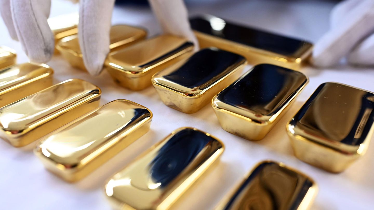 Frisch gegossene Goldbarren
