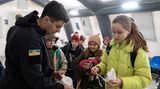 Ein Rettungshelfer versorgt Kinder und Jugendliche im Heizzelt "Point of Invincibility" ("Punkt der Unbesiegbarkeit") mit warmen Getränken. Die Menschen in Butscha haben schwere Schicksale zu ertragen und zu verarbeiten. Der Siegeswille scheint trotzdem – oder gerade deswegen – ungebrochen.