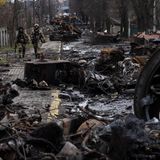 Soldaten marschieren durch Butscha