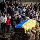 Menschenzug zur Beerdigung