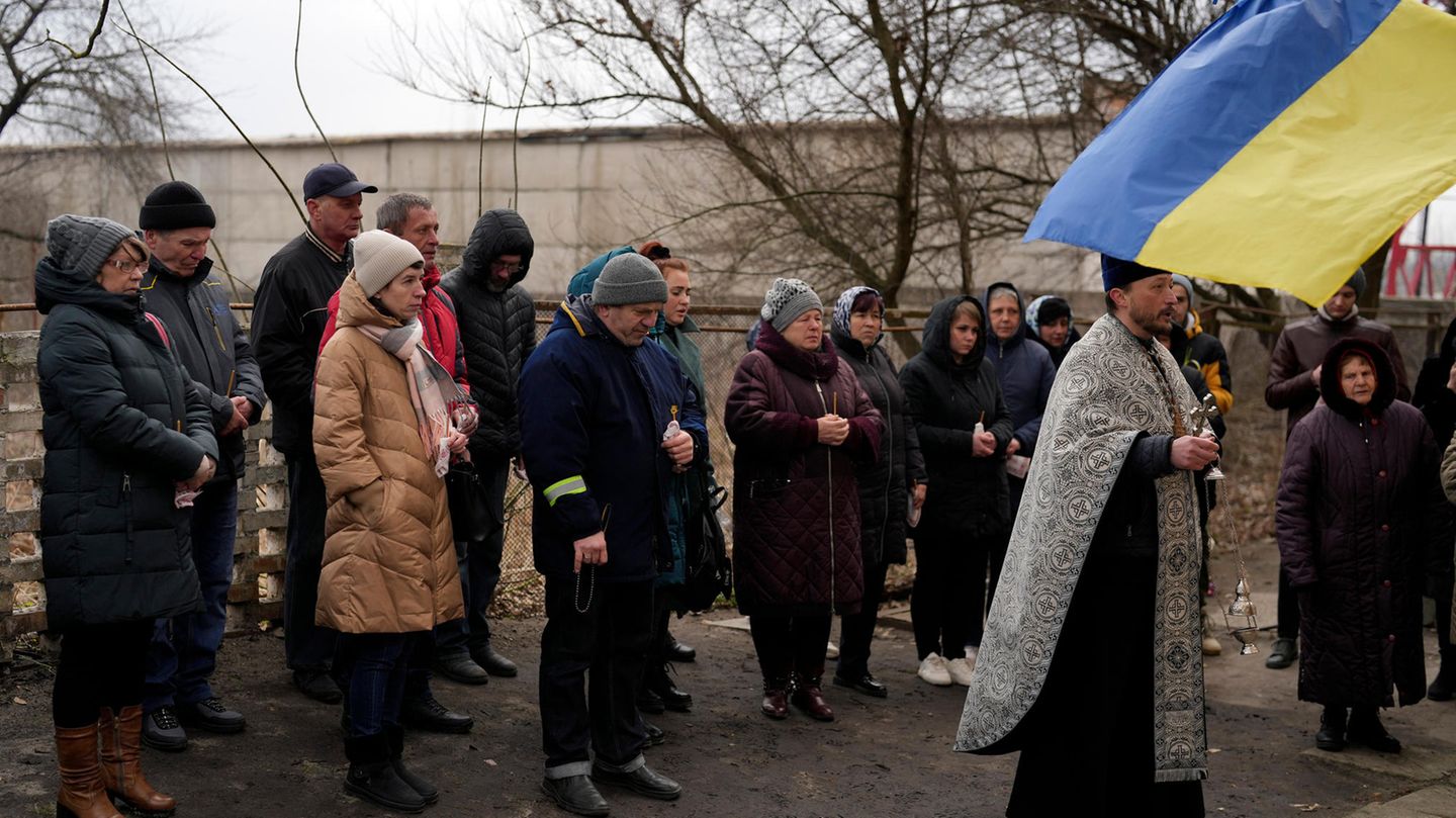 Jahrestag der Befreiung: Anfang März versammelten sich die Bewohner von Butscha, um acht Toten zu gedenken. Als die russischen Besatzer im letzten Frühjahr einfielen, errichteten die acht Männer eine Straßensperre. Ein Video zeigt, wie die Männer mit verbundenen Augen und gefesselten Händen über eine Straße auf einen Hof getrieben werden – wo sie anschließend erschossen wurden. Wie Reporter der "New York Times" herausfanden, handelte es sich um Zivilisten. Ihre Leichen wurden nach der Befreiung geborgen und beerdigt. Anfang März versammelten sich die Bewohner von Butscha, um acht Toten zu gedenken. Als die russischen Besatzer im letzten Frühjahr einfielen, errichteten die acht Männer eine Straßensperre. Ein Video zeigt, wie die Männer mit verbundenen Augen und gefesselten Händen über eine Straße auf einen Hof getrieben werden – wo sie anschließend erschossen wurden. Wie Reporter der "New York Times" herausfanden, handelte es sich um Zivilisten. Ihre Leichen wurden nach der Befreiung geborgen und beerdigt.